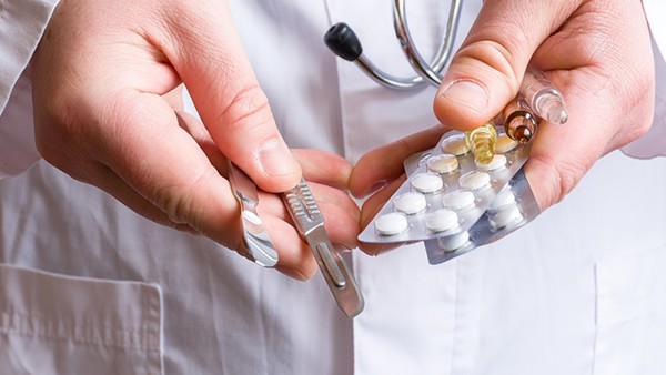 如何通过嗜酸性粒细胞计数判断该病？